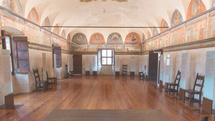 Palazzo Besta è uno splendido esempio di palazzo rinascimentale: i suoi interni sono decorati con cicli di affreschi a soggetto biblico, mitologico e storico risalenti al Cinquecento