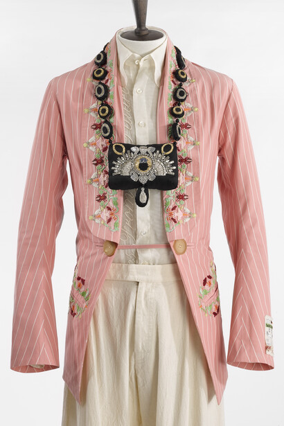 Walter Van Beirendonck, Ensemble met jas in katoen, versierd met machineborduurwerk, hemd in zijde en broek in katoen, L/Z 2006, Bruikleen MoMu – Modemuseum Provincie Antwerpen