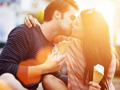 Una pareja besándose