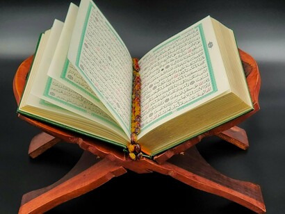 Posso citar como exemplo a rebelião instigada pela fome comandada pelo capitão Ambrósio ou a rebelião das gentes de Santiago em Rubon Manel com o mote de “omi faka, mudjer matxadu” entre várias outras. Cada um desses atos sempre encontrou eco na pena dos escritores, o que lhes conferia maior visibilidade aumentando o seu impacto na necessidade do nosso pequeno país deixar de viver sob a dominação colonial