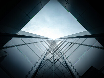 La tour de Babel. Il ressort des considérations, la nécessité indispensable de la réenvisager en la recadrant avec la notion d'abstraction
