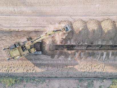 Grúa realiza trabajos de excavación en la Mina 'Quebrada Blanca' en Tarapacá, Chile