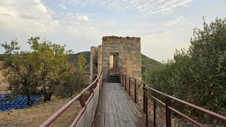 Bosa, Castello medievale dei Malaspina (o di Serravalle), cinta muraria con torri quadrate, ph. Roberto Luciani