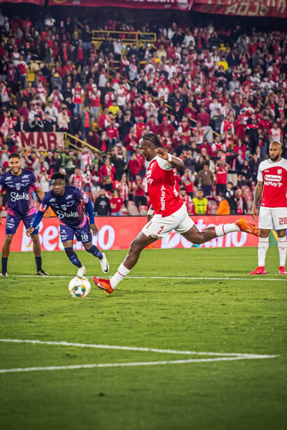 Su liderazgo en Santa Fe se expresa no solo en los goles, sino también en su rol de capitán, en la entrega sostenida y en el vínculo emocional que construyó con la hinchada