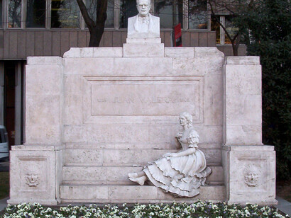 Escultor: Lorenzo Coullaut Valera (1876–1932),  monumento a Juan Valera (1824–1905) en el Paseo de Recoletos de Madrid,1928, España