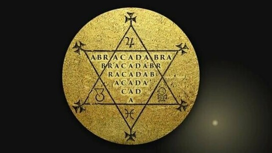 Um antigo diagrama com a palavra "Abracadabra" disposta em forma triangular remete à tradição esotérica associada ao poder das palavras. No artigo, o símbolo introduz a reflexão de que a linguagem, além de comunicar, também influencia a forma como pensamos, agimos e encaramos a realidade. O autor resgata o significado da expressão para defender que aquilo que dizemos pode moldar atitudes, expectativas e a maneira como vivemos. A imagem dialoga com um dos momentos centrais do artigo, quando o autor relaciona o poder da fala à construção do conhecimento, da esperança e da transformação pessoal