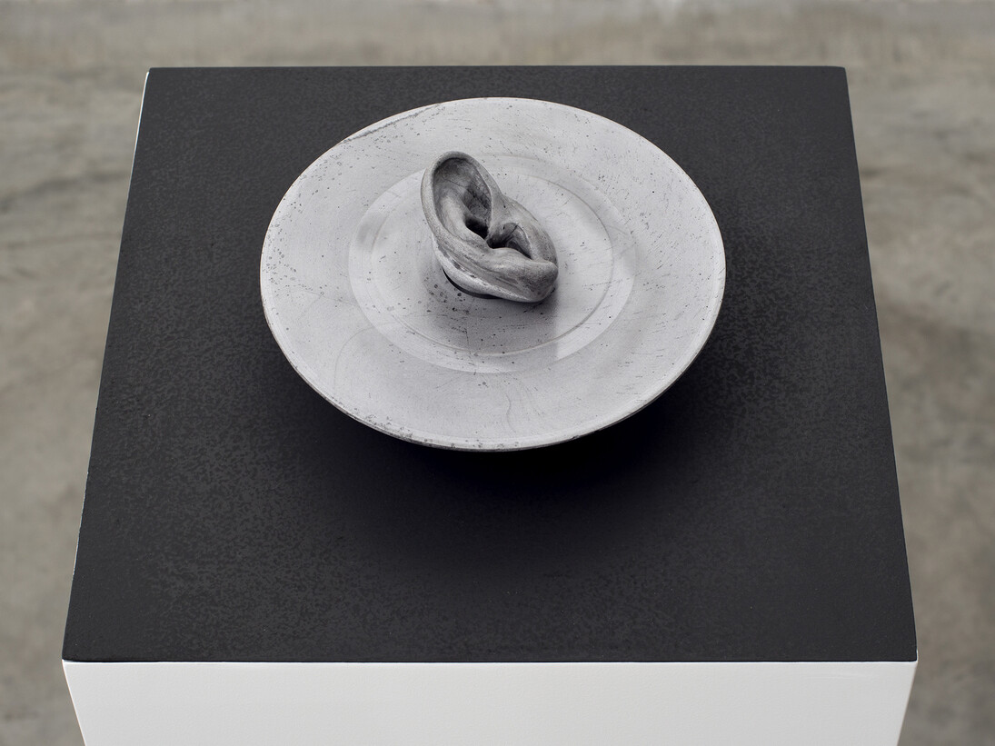 Hopstreet gallery, Bruxelles. Davide Bertocchi, Sistema, 2013, plaster,pigment,electric engine,mdf board,paint, 30 x 30 x 115 cm © hv-studio