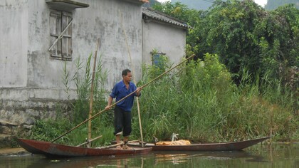 Vietnam. Vecino de Thung Nham remando en su pequeña embarcación