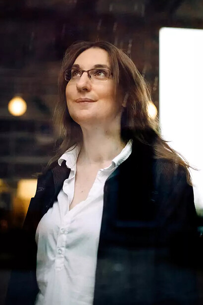 Christelle Dabos. Éternellement accompagnée de sa fidèle écharpe et de ses gants de liseuse, l’héroïne devra faire face à de terribles épreuves, dans un monde qu’elle ne connaît pas © Chloé Vollmer