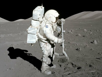 Harrison Schmitt sulla luna: La polvere ricopre l’astronauta geologo Harrison Schmitt mentre lavora sulla Luna (Apollo 17-
1972)  Credit: NASA