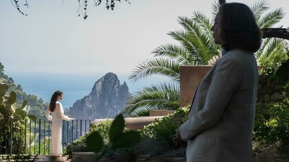 'Parthenope' di Paolo Sorrentino, scena tratta dal film. Emozione e nostalgia, la pellicola unisce momenti estremamente vivaci e altri dai toni malinconici e angosciati. Sorrentino riflette sull'età che avanza paragonata a una giovinezza perfetta