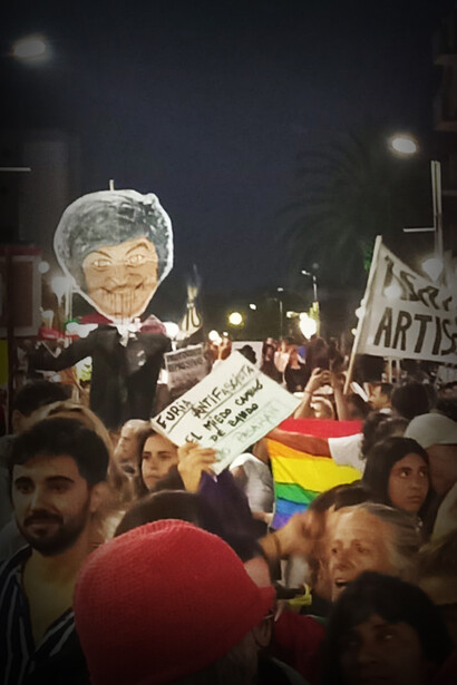 Asistentes a la Marcha del Orgullo Antifascista y Antirracista del 01 de febrero de 2025, Villa Gessell, Buenos Aires, Argentina