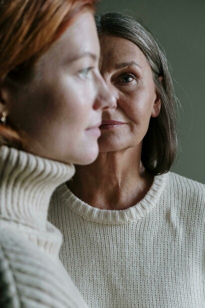 Filha de perfil frente à mãe