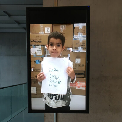 Bambino con la sua richiesta di WhatsApp per partecipare al progetto, nel video dentro al museo
