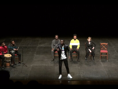 Paul Okoye in primo piano durante il suo monologo