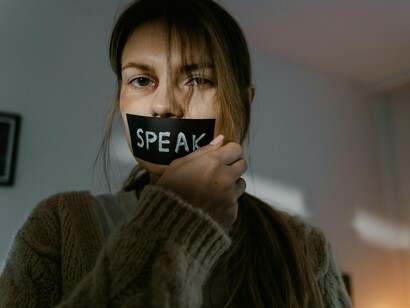 O Estado, ao não oferecer suporte psicológico contínuo e especializado, contribui para a perpetuação do ciclo de violência. É preciso entender que o sofrimento dessas mulheres não termina com a denúncia — muitas vezes, é apenas o começo de uma longa jornada de reconstrução emocional

