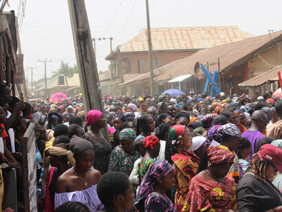 Los cambios en la distribución global de la población mundial creciente han tenido y tendrán, en todas partes, importantes repercusiones económicas, políticas, sociales y ambientales. Multitud de personas viendo una obra de la pasión en Kaduna, norte de Nigeria