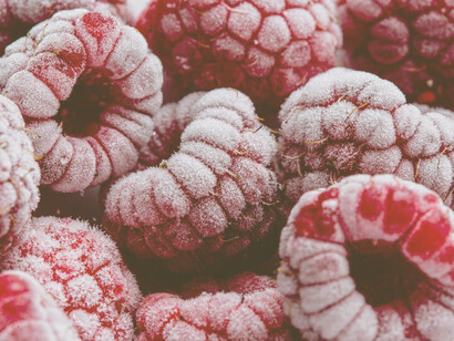 Healthy frozen snacks, including raspberries and freeze-dried fruits, offer a nutritious option for those looking to enjoy convenient and wholesome treats