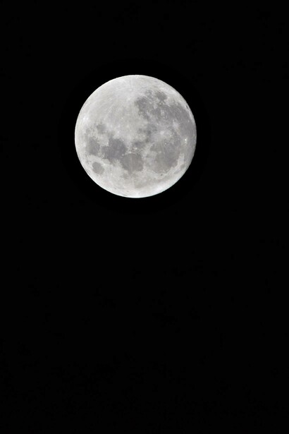 A lua cheia ilumina a noite com seu esplendor prateado