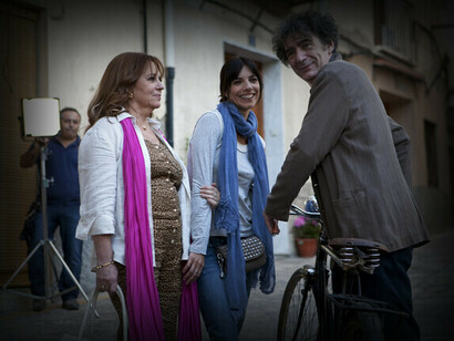 Miki Manoilovic con Maribel Verdú e Gloria Muñoz nel film diretto da Anna di Francisca "Due uomini, quattro donne e una mucca depressa"