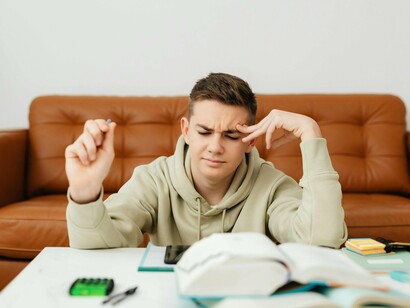 Entre páginas abertas e dúvidas, o estudante vivencia a exigência do processo educativo. Evitar toda frustração pode enfraquecer justamente a capacidade de crescer diante das dificuldades