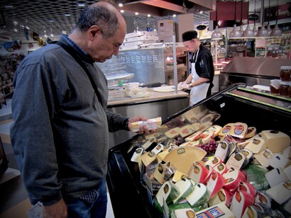 Luis recolecta para una de sus pasiones: la gastronomía