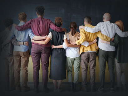 A través del nexo entre multiplicidad y communitas podemos ir en negación teórica de cualquier moralismo e imaginario totalizante