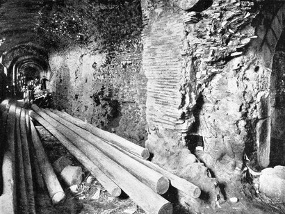 Travi poggiate all'interno della galleria principale nel 1909. La foto fu scattata all'altezza dell'ingresso del corridoio orientale, e mostra sulla destra qualche segno di un varco murato, meglio visibile in disegni precedenti. Benevento, Italia