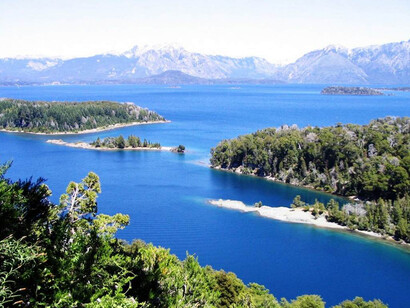 Lago azul en la Patagonia