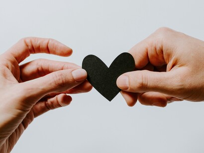 Così come l’amore può creare un senso di completezza e appagamento, le droghe offrono un’illusione temporanea di benessere, ma entrambe possono trasformarsi in ossessioni distruttive