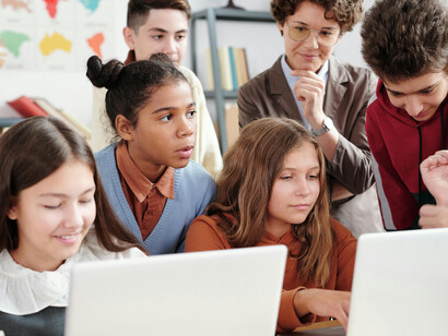 O modelo de Shirley e Hargreaves destaca a importância da curiosidade, da autonomia e do prazer em aprender como elementos essenciais na jornada educacional