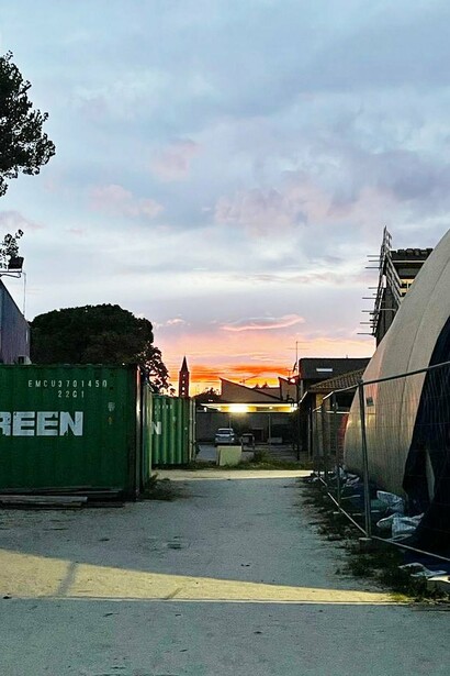 I container, ancora per poco. In Darsena di città c’è, come in tutti i luoghi dove mi piace stare, ancora per poco, il PopUp, un luogo di ritrovo e di libertà