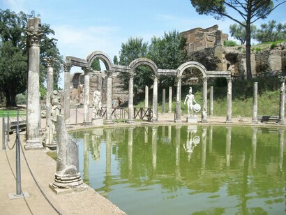 Adriano  fu uno dei più affascinanti e carismatici imperatori della storia di Roma