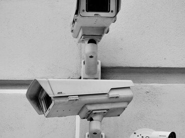 Il vero contrasto è quello tra il giustiziere autoproclamato e chi, pur avendo subito violenze e rapine, continua a rispettare la legge senza cedere alla vendetta