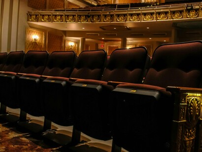 É por meio destes flashbacks que também acompanhamos as negociações entre Lola e o empresário, construindo a ponte entre passado e presente, vida e espetáculo, com o corpo e a história da mulher sendo negociados e transformados em mercadoria para a exploração de sua imagem no circo