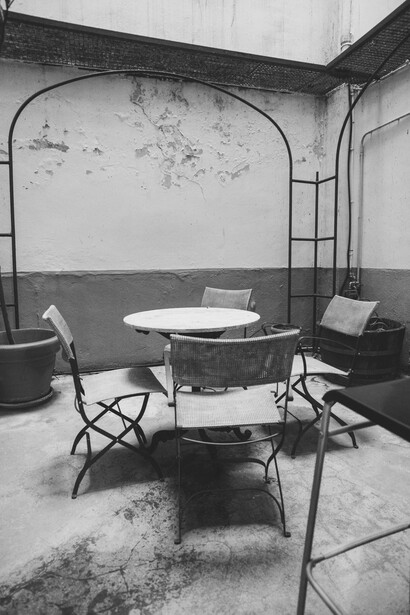 Patio de un bar sin comensales. Esta escena es cada vez más común en Argentina