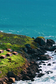 Fotografía aérea de casas con vista al mar