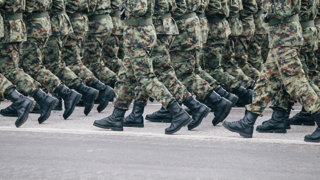 Una tropa militar realiza ejercicios de preparación para el combate en tierra