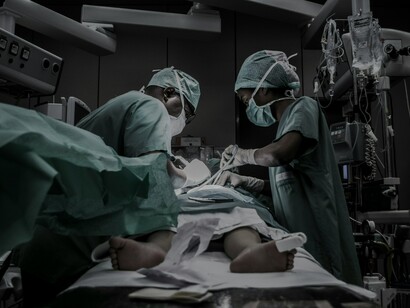 Sistema sanitario. È lecito/doveroso trovare soluzioni alternative rispetto a sistemi sanitari che stanno collassando, ma la tecnologia, “l’orientamento algoritmico dei comportamenti”, non può sostituire e nemmeno frapporsi nella relazione medico-paziente