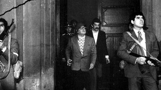 El presidente chileno Salvador Allende (en el centro), flanqueado por guardaespaldas, en el Palacio de la Moneda el día del golpe de Estado