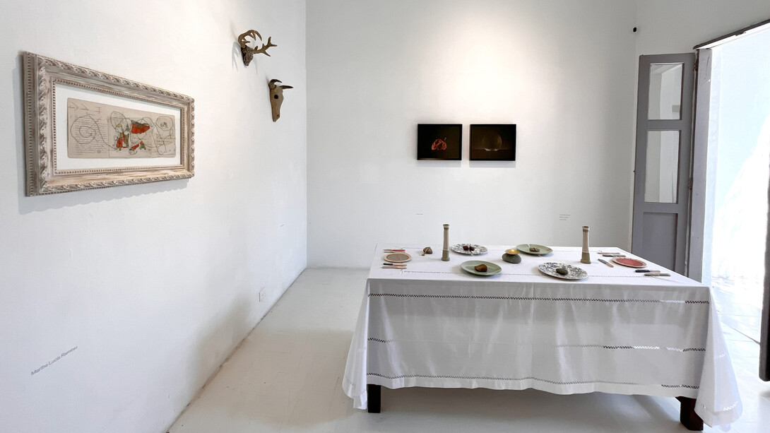 Varios artistas, Artes de la mesa, vista de exhibición. Cortesía de Galería La Balsa