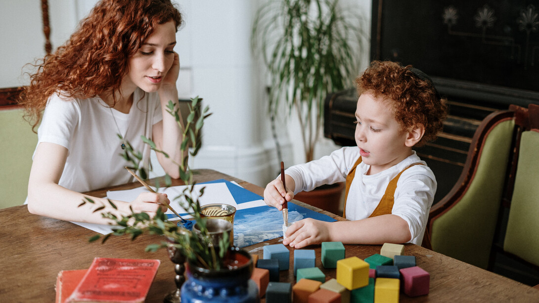 Mãe participa de atividade pedagógica e sensorial com o filho em casa