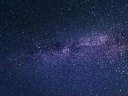 Um dia, vi a minha mãe olhar para o céu de noite, e perguntei: o que são as estrelas? Respondeu-me que o meu avô, ganhara um lugar no céu, tornara-se uma estrela que nos guia; um ponto de luz. Não percebi a resposta, o que queriam dizer com o meu avô e um ponto de luz, mas disse que sim, sorrindo
