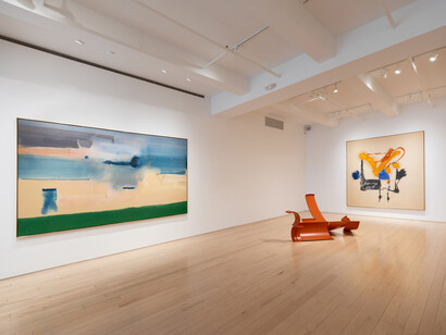 Helen Frankenthaler and Anthony Caro, Similitudes: color, form, friendship, exhibition view. Courtesy of Yares Art