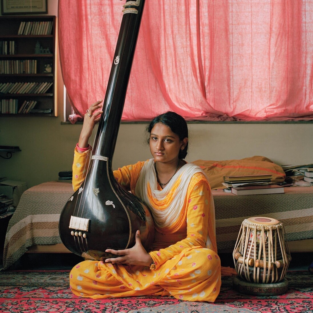 Patrick Faigenbaum, Le maître Amiya Ranjan Bandyopadhyay et ses musiciens, pendant une séance d’exercice quotidien, chez lui, Salt Lake, Kolkata nord-est, juillet 2014, Tirage jet d’encre pigmentaire © Courtesy Patrick Faigenbaum et Galerie Nathalie Obadia, Paris/Bruxelles