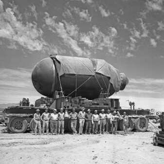 Em 1945, o teste nuclear Trinity, o primeiro da história, foi acompanhado por Jumbo, um gigantesco cilindro de aço. Destinado a conter o explosivo, Jumbo ficou de pé, testemunha silenciosa do início da era atômica