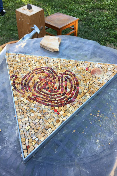 Mosaico ispirato al labirinto più antico del mondo presso la  Grotta di Polifemo a Erice