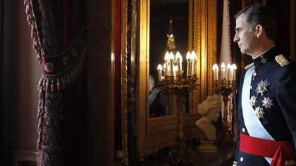 Era un alivio que ya no se agradeciera a dios, y con obispos mediante, el designio divino de aquellos personajes de cartón piedra que llenaban los telediarios y las revistas del corazón