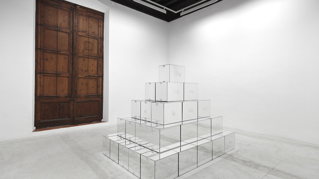 Stefan Brüggemann Trash Mirror Boxes (after MV) 2016 Set of 55 mirror boxes 46 x 31 x 35 cm / 18 1/8 x 12 1/4 x 13 3/4 in each. © Stefan Bruüggemann Courtesy the artist and Hauser & Wirth 