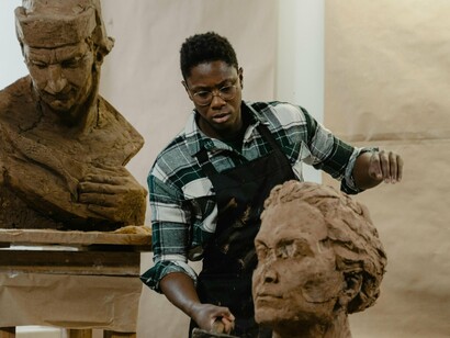 Assim como na mitologia grega os titãs e semideuses representam forças problemáticas, o homem de lama nos lembra que nem toda criação alcança o nível desejado de consciência e funcionalidade